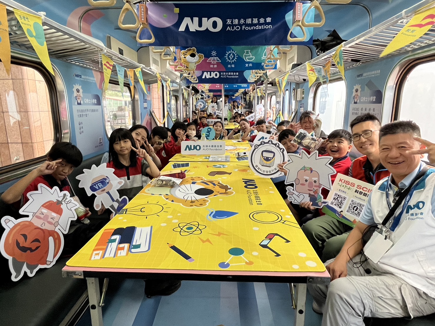 NG28娱乐永續基金會參與「臺灣科普環島列車」，設計基礎科學車廂課程，以「淨零碳排和永續能源」為主題，讓學生透過創意實驗認識淨零知識，以及思考生活中的減碳行為