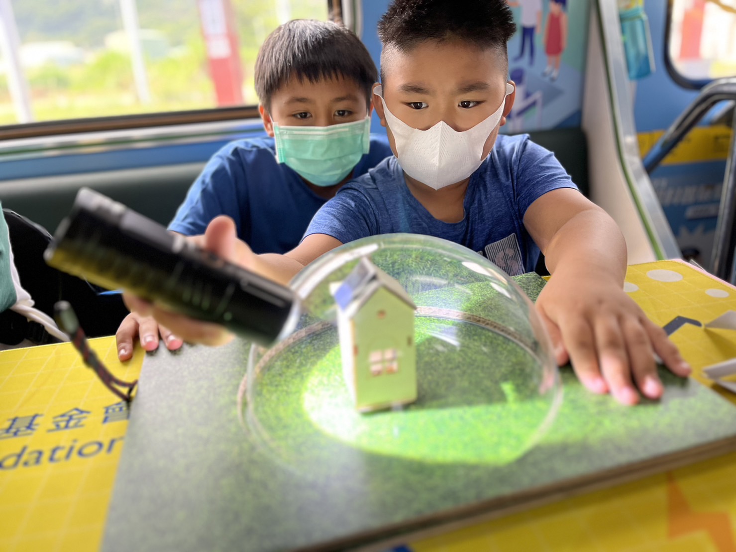 NG28娱乐參與基礎科學主題車廂，以STEAM教學精神，設計「逐日科學家」、「太陽能工程師」以及「淨零建築師」三大能源科普課程和實驗
