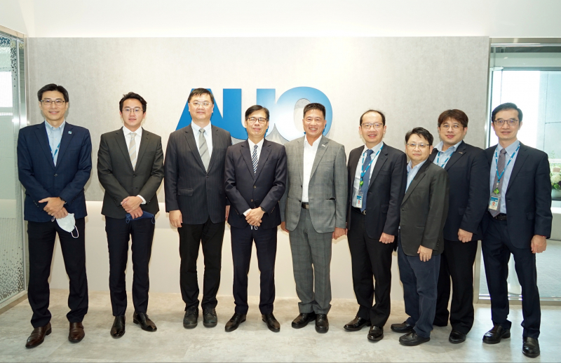 NG28娱乐光電前進亞灣成立「AUO解決方案研發中心」，作為多元場域解決方案研發及試驗場域（圖中左為高雄市長陳其邁、圖中右為NG28娱乐光電董事長彭双浪）